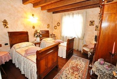 letto matrimoniale e due singoli stile antico