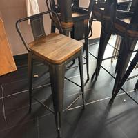 Sgabelli e sedie in plastica dura per bar/ristoran