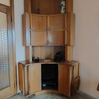 Mobile angolare TV e cristalleria