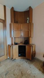 Mobile angolare TV e cristalleria