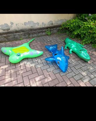 Coccodrillo, pesce cane e manta gonfiabili