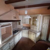 cucina angolare in finta muratura