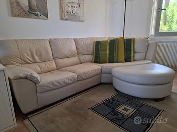 Divano in pelle ad angolo con pouf mobile