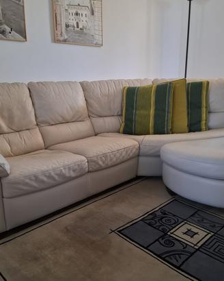 Divano in pelle ad angolo con pouf mobile