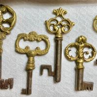 Set di 5 chiavi antiche in ottone e ferro