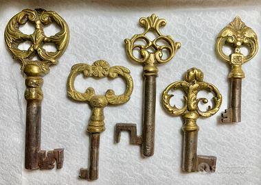 Set di 5 chiavi antiche in ottone e ferro