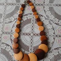 collana in legno. originale. nuova