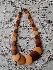 collana in legno. originale. nuova