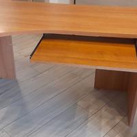 Scrivania grande con supporto tastiera PC