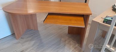 Scrivania grande con supporto tastiera PC
