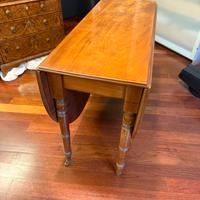 Tavolo in noce fine '800 a bandelle con rotelle
