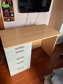 Scrivania in legno con cassettiera 5 cassetti