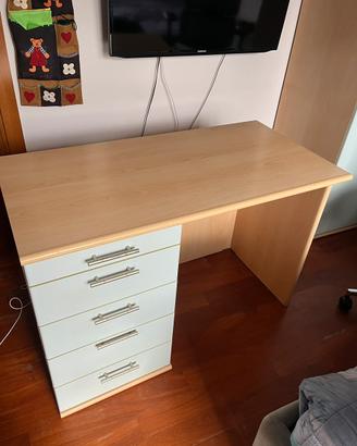 Scrivania in legno con cassettiera 5 cassetti