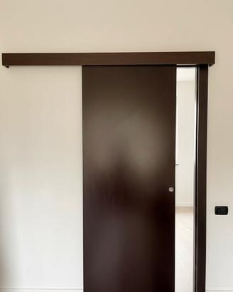 Porta scorrevole con mantovana esterna e telaio 3
