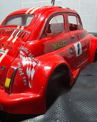 Carrozzeria Fiat 500 Abarth monta su auto 1/8