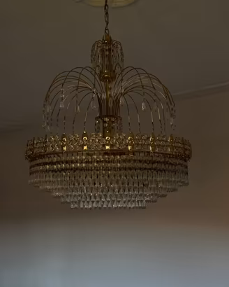 Lampadario a cascata in cristallo e ottone