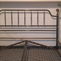 Letto matrimoniale in rro battuto con rete a molle