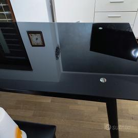 cucina ,tavolo in vetro e sei sedie