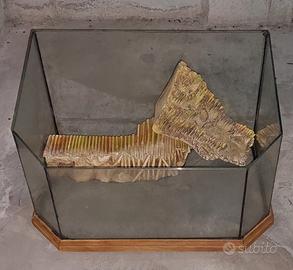 Tartarughiera elegante in vetro e rifiniture legno