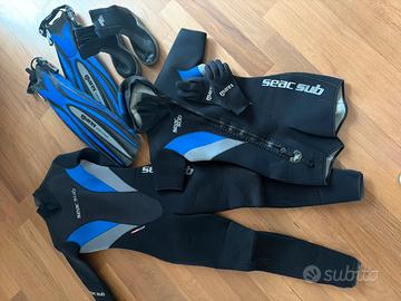 Muta da sub donna completa di pinne, calzari e gua