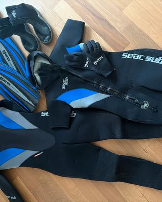 Muta da sub donna completa di pinne, calzari e gua
