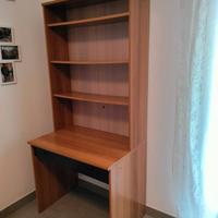 Scrivania con libreria