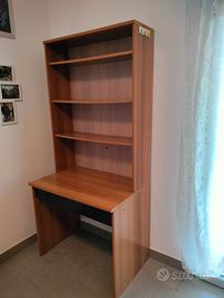 Scrivania con libreria