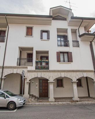 VILLASCHIERA PRONTA DA VIVERE IN POSIZIONE TRAN...