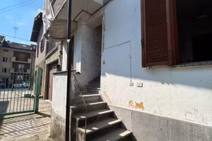 Palazzo / Stabile di 170 m² con più di 5 locali a 