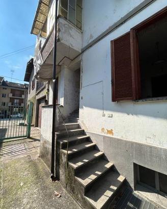 Palazzo / Stabile di 170 m² con più di 5 locali a 