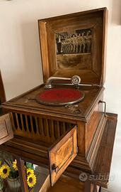 Grammofono a manovella con mobiletto