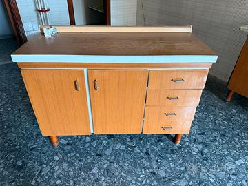 Mobile da cucina con cassetti