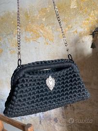 Borsa clutch fatta all'uncinetto