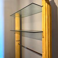 Libreria colonne romane e ripiani in vetro