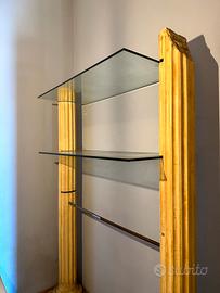 Libreria colonne romane e ripiani in vetro