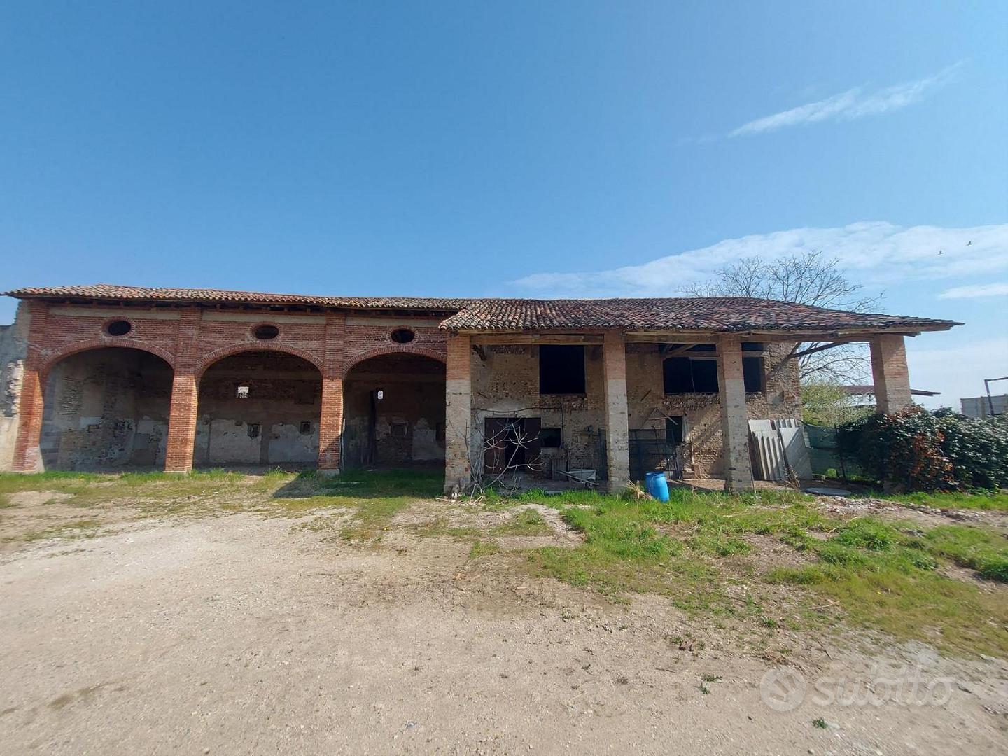 AMPIO RUSTICO CON TERRENO DI 3.000 MQ - View 5