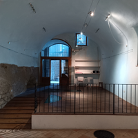 Locale commerciale vicino la sinagoga libero da su