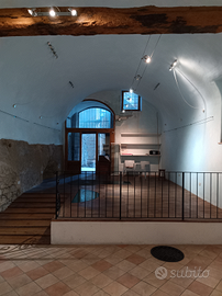 Locale commerciale vicino la sinagoga libero da su