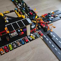 lotto di  60 Macchinine +cartelli Stradali+garage.