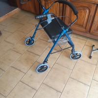 Deambulatore nuovo con freni e seduta