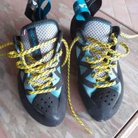 Scarpette da arrampicata.