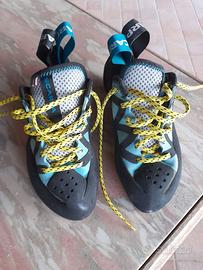 Scarpette da arrampicata.