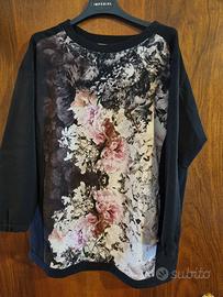 Maglia nera con fiori
