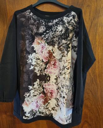 Maglia nera con fiori