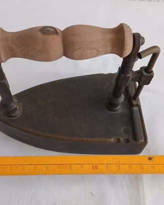 Ferro Da Stiro Antico In Ottone e Manico In Legno