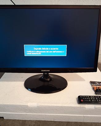 due televisori schermo piatto 