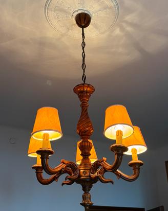 Lampadario e applique in legno