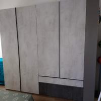 Guardaroba da camera con libreria