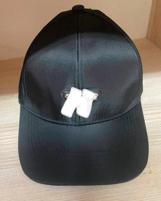 Cappello da Prada  con logo triangolare