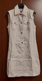 Abito bianco senza maniche con bottoni